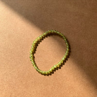 Bracelet facettes Péridot - renouveau, acceptation, équilibre émotionnel